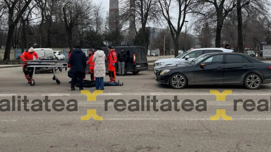 Impact violent în Chișinău: Un minor de 15 ani, lovit de o mașină. Imagini VIDEO de la fața locului