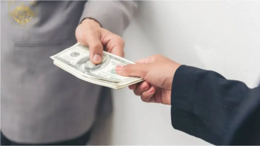 O magistrată a cerut și primit bani pentru a influența o cauză contravențională: A fost trimisă în judecată