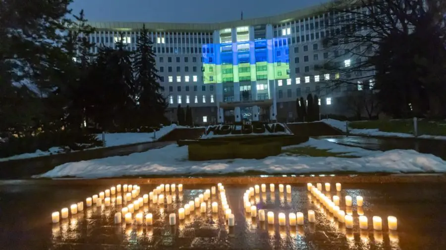 Solidaritate cu Ucraina: Clădirea Parlamentului a fost iluminată în culorile drapelului ucrainean