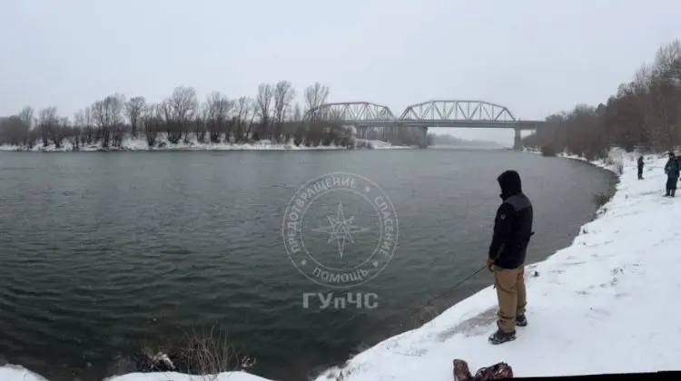 VIDEO Au tras o sperietură! Opt pescari au ajuns departe de mal după ce gheața de sub ei s-a spart
