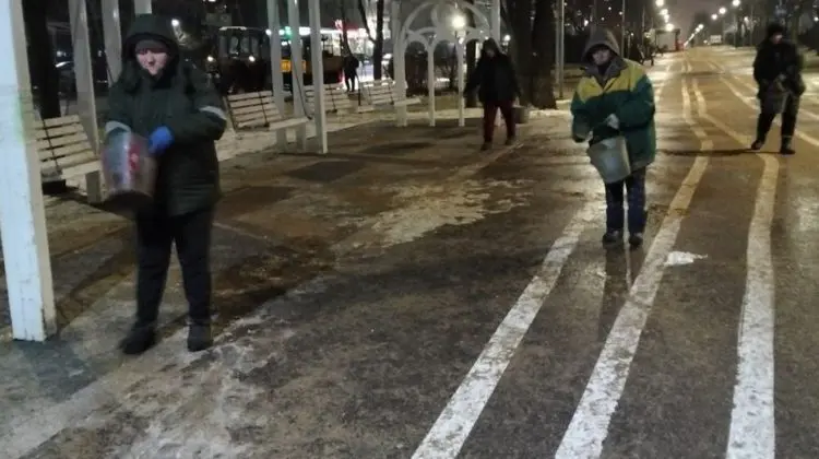 VIDEO Autospecialele au intervenit în Capitală pentru combaterea ghețușului în această noapte