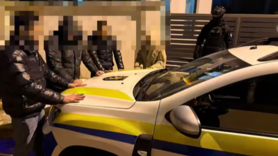 5 persoane reținute pentru organizarea unei spelunci de droguri în sectorul Botanica, alte 18 identificate