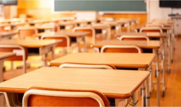 Alertă la o școală din Chișinău: Pastile cu efect psihotrop, oferite între colegi „pentru divertisment”