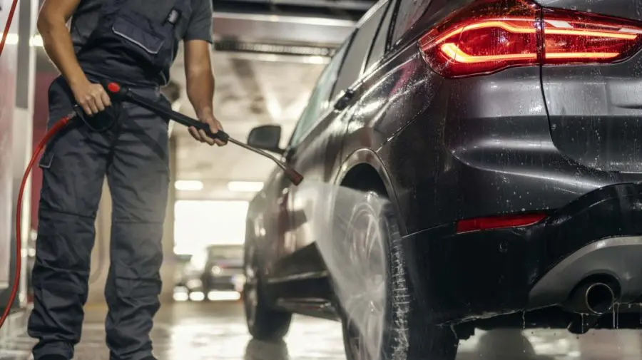 Începe marea verificare la spălătoriile auto! Ministrul Mediului: Trebuie să verificăm de unde provine apa folosită