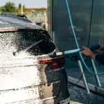 Peste un milion de lei în amenzi după controalele la spălătoriile auto. Ce încălcări au fost depistate