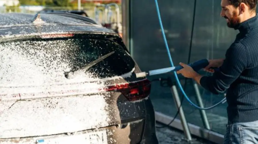 Spălătoriile auto, sub lupa autorităților. Ministrul Mediului: „Vrem afaceri corecte și apă curată pentru toți”