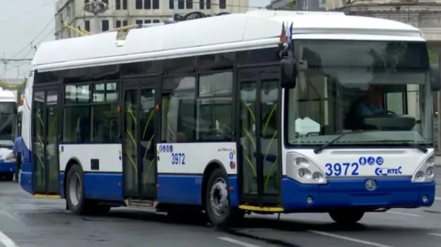 Accident în centrul Capitalei: Pieton, preluat de ambulanță după ce s-a lovit de troleibuz