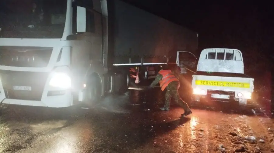 FOTO Atenție, șoferi! Circulație dificilă pe drumurile din Moldova: carosabil alunecos