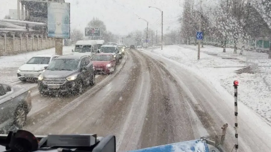 Iarna în Chișinău: Serviciile municipale intervin cu material antiderapant pentru a preveni ghețușul