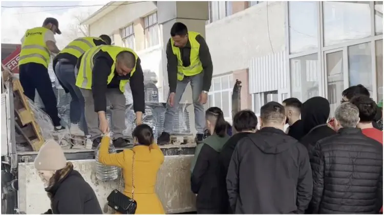 VIDEO Zeci de locuitori ai municipiului Bălți au stat la cozi pentru apă gratuită: „E greu, dar nu avem încotro”
