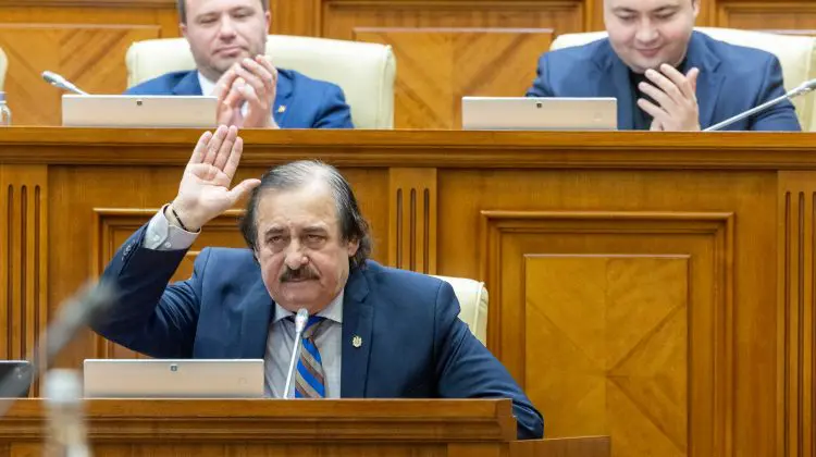 VIDEO Nicolae Botgros lasă de înțeles că a devenit deputat pentru a ajuta PAS. Înainte de demisie, a ajuns la spital