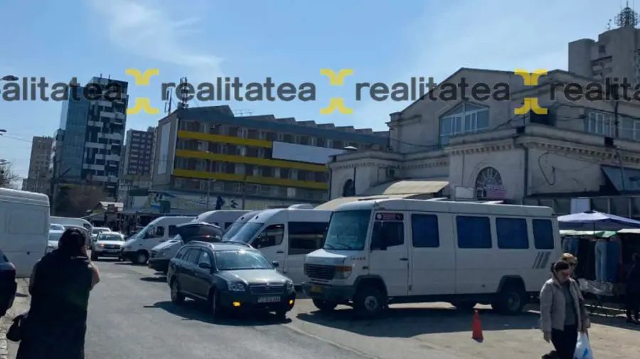 Haos în transportul interurban: Mii de oameni blocați în gări