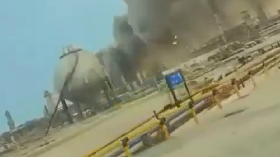 VIDEO Fum și panică la cel mai mare terminal petrolier din lume: Ras Tanura, vizat de atacuri iraniene