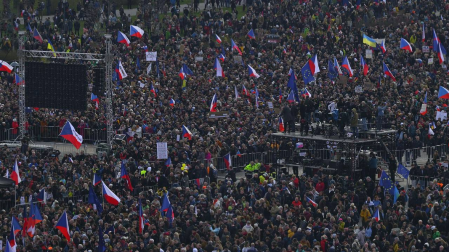VIDEO Val de nemulțumire la Praga: mii de oameni ies în stradă împotriva guvernului Babis