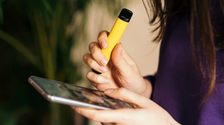 Legi dure, control ineficient: Contrabanda cu țigări electronice scapă de sub control și lovește direct în cei mai vulnerabili – minorii