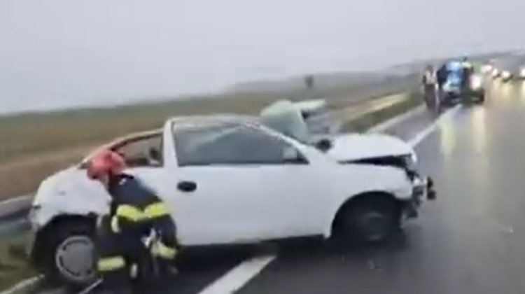 VIDEO Accident în România: un bărbat a murit după ce mașina sa a fost lovită de un autocar plin cu copii