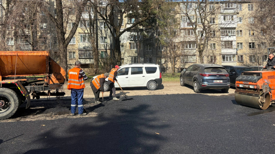 FOTO Lucrări de reparație pe mai multe străzi din Chișinău: peste 30 de echipe au intervenit