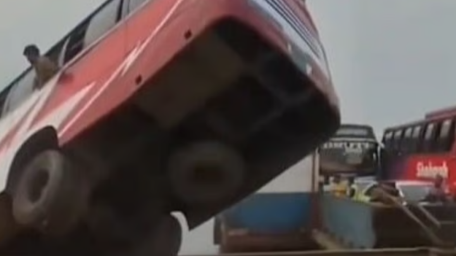 VIDEO Cel puțin 18 morți după ce un autocar s-a prăbușit în râul Padma din Bangladesh