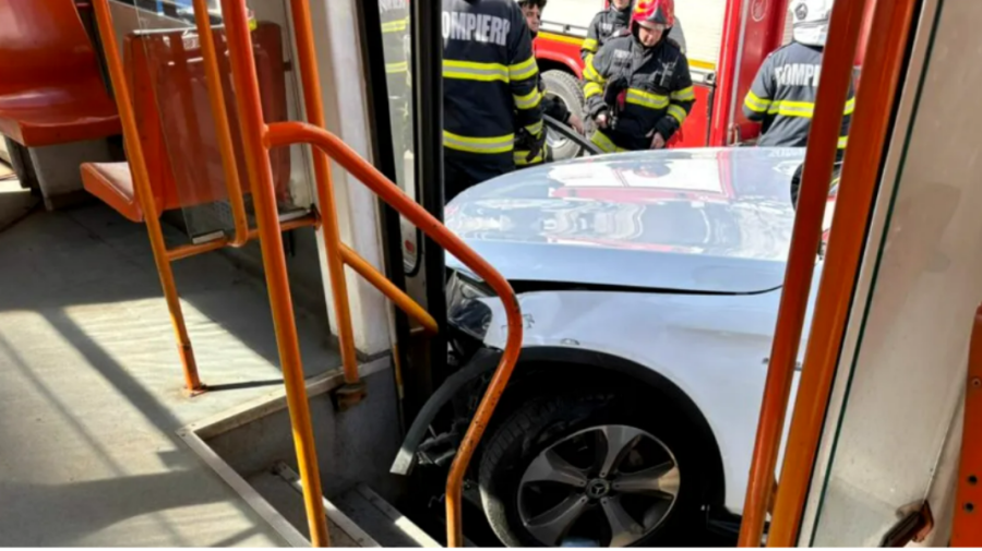 Mai multe persoane rănite după ce o mașină a intrat într-o stație de tramvai din București