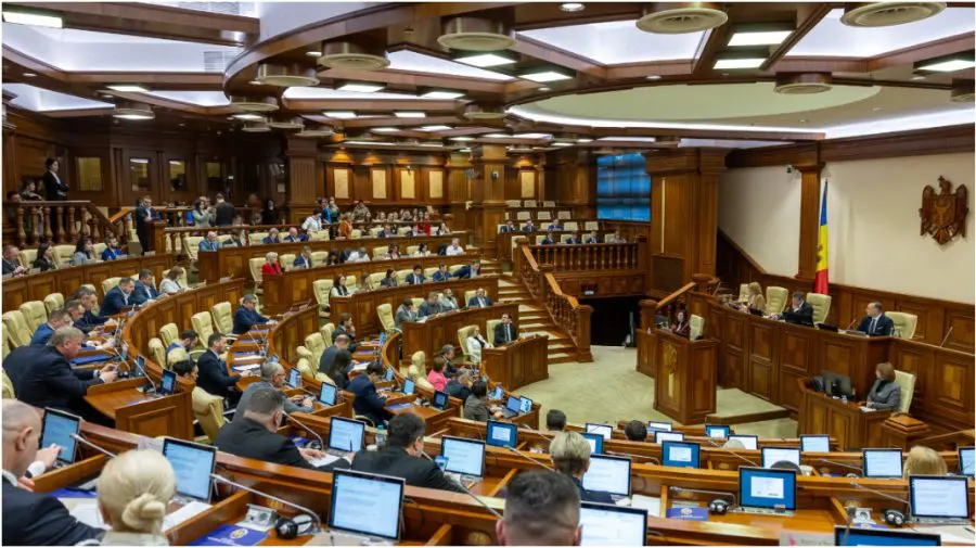 Deputații se întrunesc vineri în ședință plenară: Moțiunea simplă asupra politicilor Ministerului Muncii, reprogramată