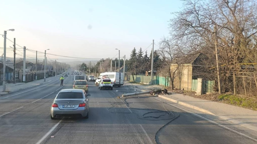 Accident grav la Peresecina! Șoferul a doborât un pilon de electricitate, iar trei persoane au ajuns la spital