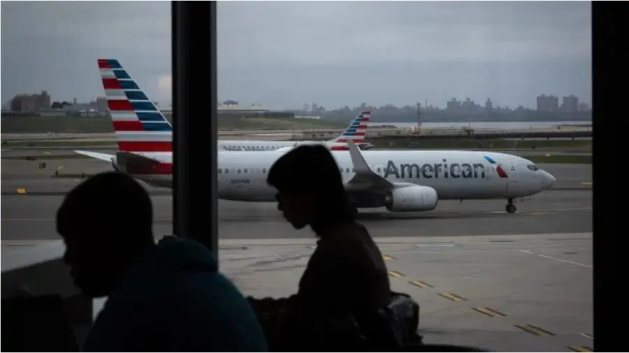 VIDEO Incident grav pe aeroportul din New York. Un avion Air Canada s-a ciocnit cu un vehicul pe pistă