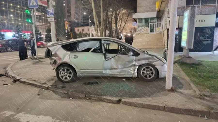 FOTO Accident violent în Tiraspol din cauza unei manevre greșite: Trei mașini avariate și doi răniți