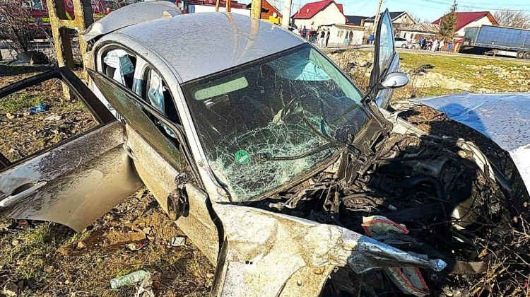 VIDEO Accident feroviar în România: patru persoane rănite după ce un tren a lovit o mașină