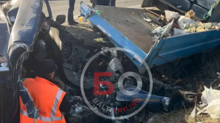 Un Volkswagen s-a izbit violent într-un vehicul al muncitorilor care efectuau lucrări, la Domulgeni: Sunt răniți