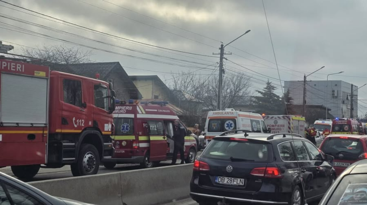 VIDEO Patru elevi au ajuns la spital după ce un TIR a lovit un transport școlar în România