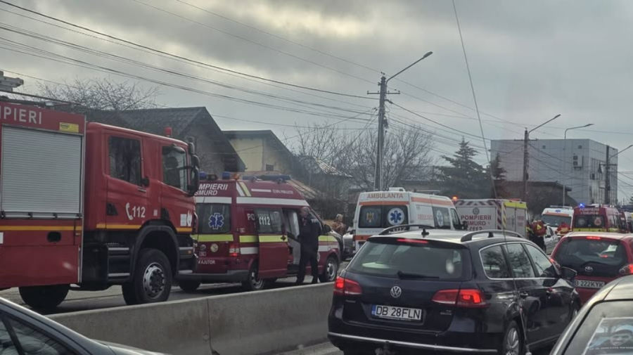 VIDEO Patru elevi au ajuns la spital după ce un TIR a lovit un transport școlar în România