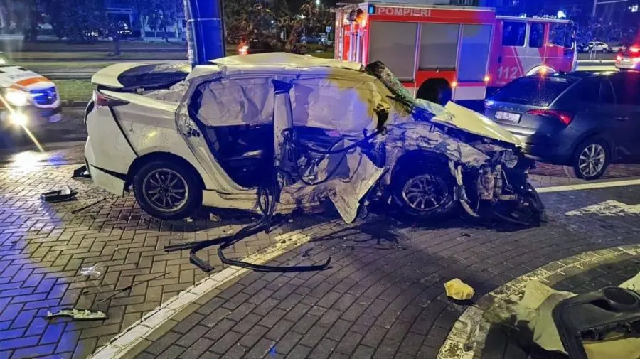 Accident pe bulevardul Dacia: Doi tineri au ajuns la spital, un șofer reținut