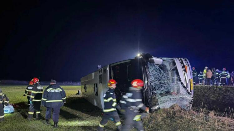 VIDEO Un mort și 15 răniți după ce un autocar de pasageri din Chișinău s-a răsturnat în România