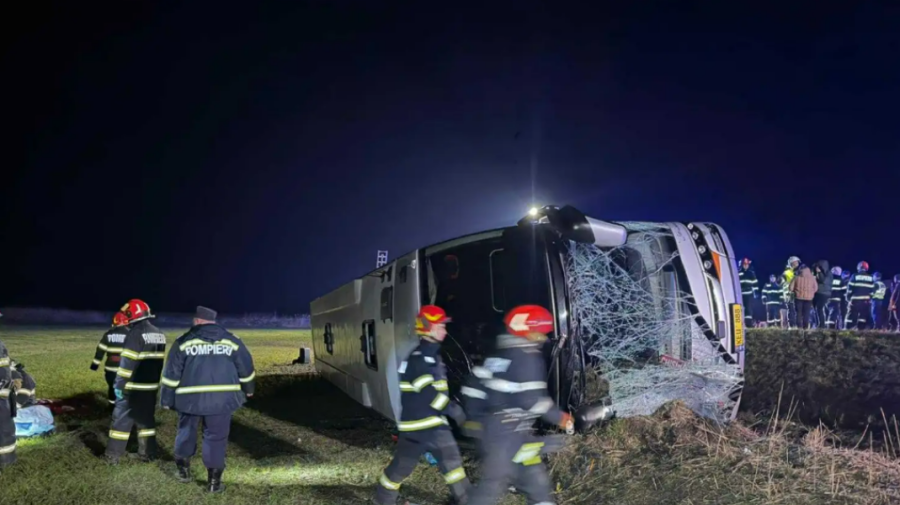 VIDEO Un mort și 15 răniți după ce un autocar de pasageri din Chișinău s-a răsturnat în România