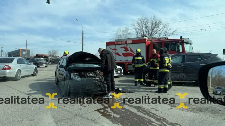 Accident pe șoseaua Hîncești din Chișinău: Doi pasageri au avut nevoie de îngrijiri medicale