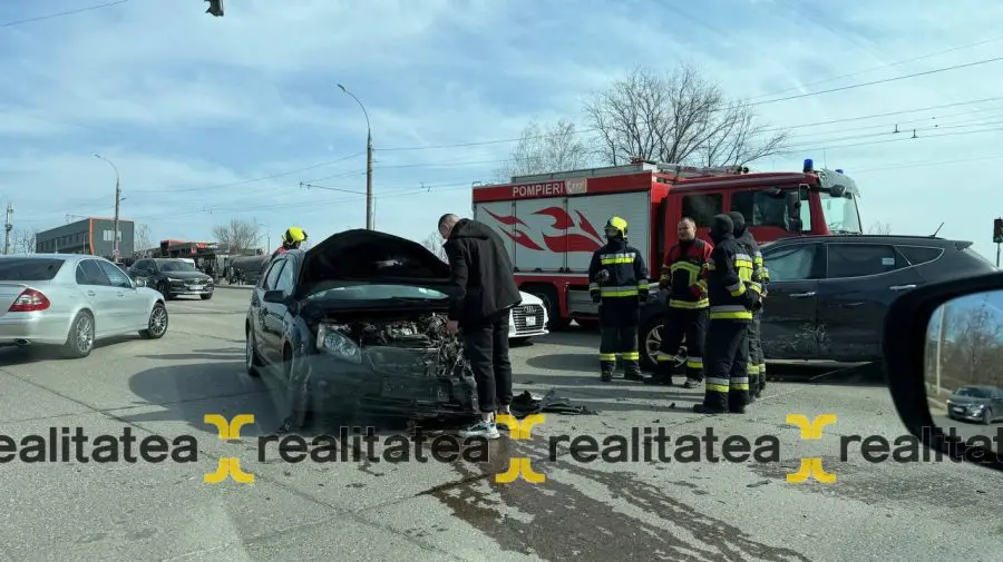 Accident pe șoseaua Hîncești din Chișinău: Doi pasageri au avut nevoie de îngrijiri medicale
