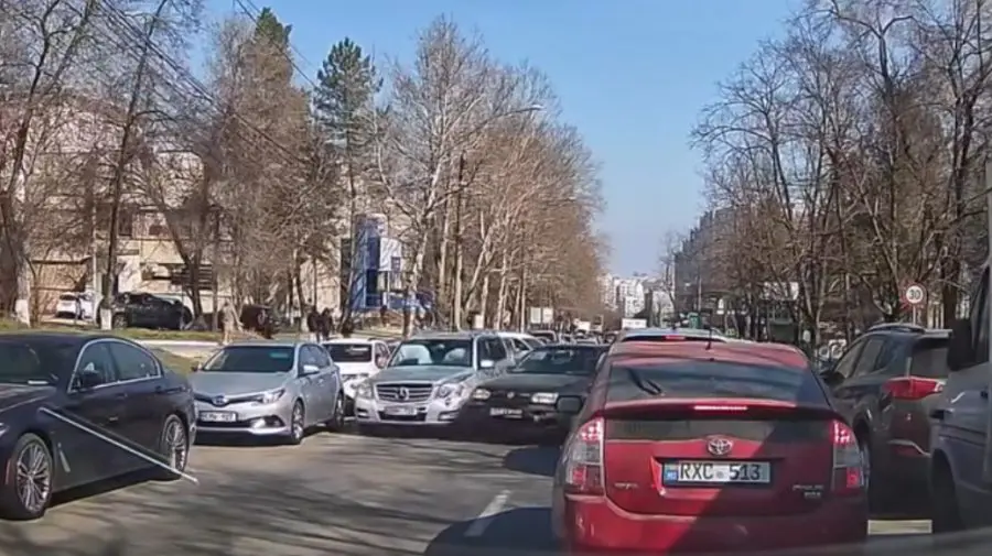 VIDEO Impact violent în lanț pe o stradă din Chișinău: Câteva mașini implicate, iar traficul afectat