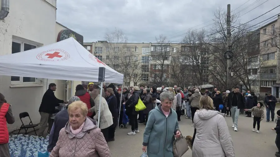 Crucea Roșie distribuie la Bălți 23 de tone de apă îmbuteliată. Adresele unde pot fi ridicate sticlele