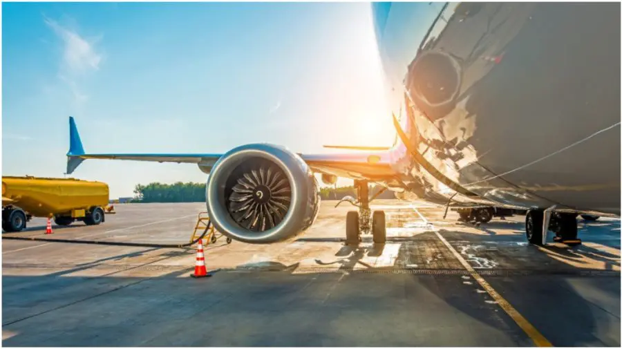 Comisia Europeană recomandă reducerea călătoriilor cu mașina și avionul. Măsura ar putea preveni o penurie de combustibil