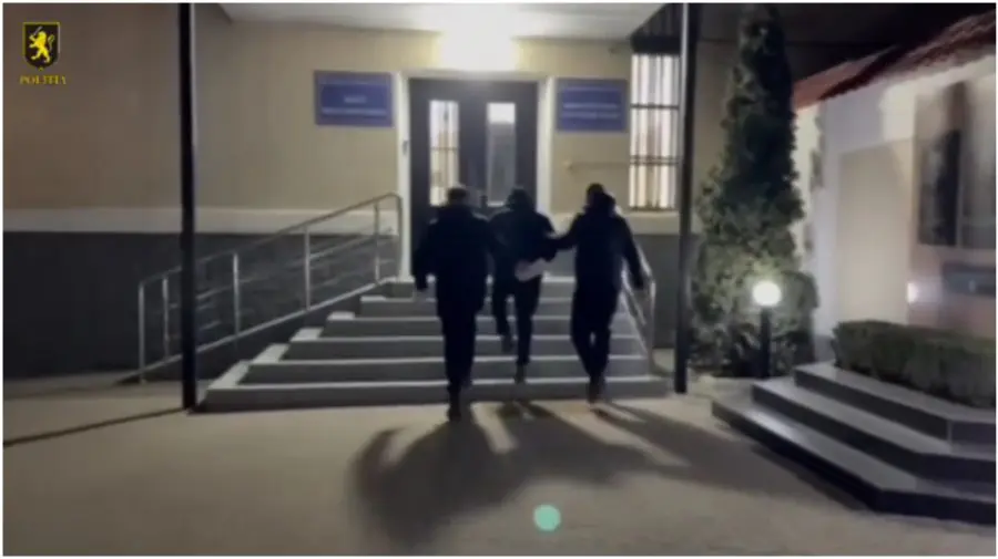 VIDEO Au încercat să ia un credit pe numele altei persoane. Doi tineri din Bălți au fost reținuți de poliție