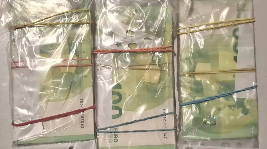 O tânără voia să plece în Germania cu 30.000 de euro nedeclarați. A ascuns banii într-o haină din valiză