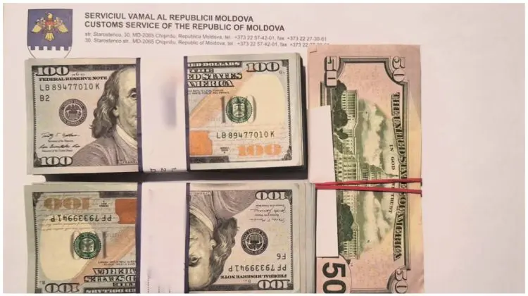 Un pasager a încercat să intre în țară cu zeci de mii de dolari nedeclarați. Vameșii i-au confiscat banii