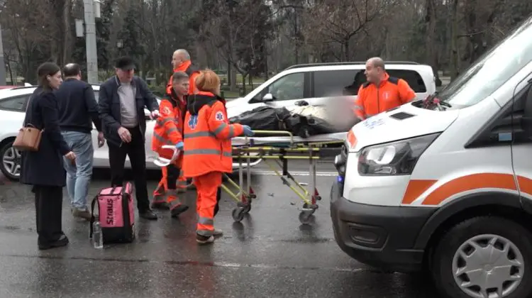 VIDEO Un biciclist a ajuns la spital, după ce a fost lovit de o mașină: Bicicleta, proiectată într-un alt autovehicul