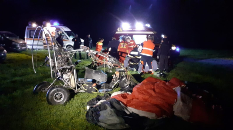 FOTO Scene de coșmar pe un câmp din Bihor: doi oameni au murit după ce o parapantă s-a izbit de pământ