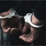 A intrat într-un apartament și a bătut două persoane. Un bărbat, condamnat la 10 ani de închisoare