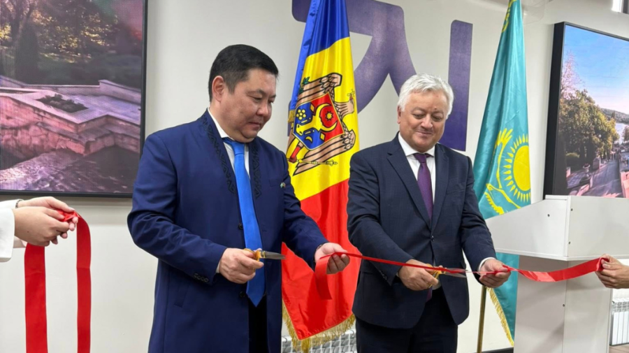Rușine kazahă?! Diplomații moldoveni din Almaty nu știu când se marchează Ziua Drapelului Național al țării lor