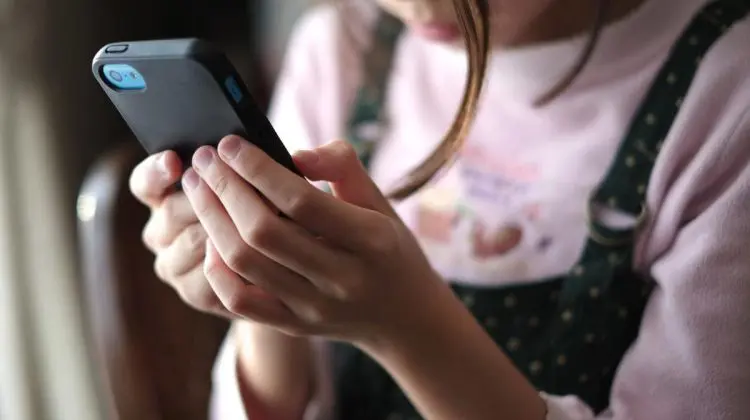 Polonia pregătește interzicerea telefoanelor mobile în școli pentru elevii sub 16 ani