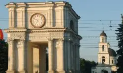 Arcul de Triumf din Chișinău va fi iluminat în culorile drapelului ucrainean