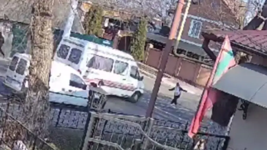 MOMENTUL în care o fetiță este lovită pe trecerea de pietoni de un microbuz, la Bender