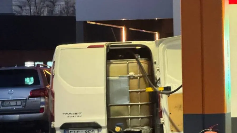 Goana după motorină! Moldovenii vin cu remorci de o tonă la pompă